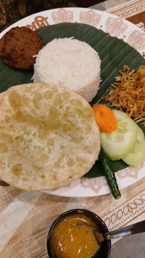 Luchi and Cholar Dal
